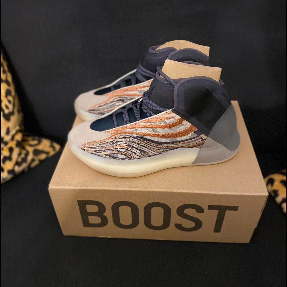adidas YEEZY
YZY QNTM FLASH ORANGE LT SNKR LTHR